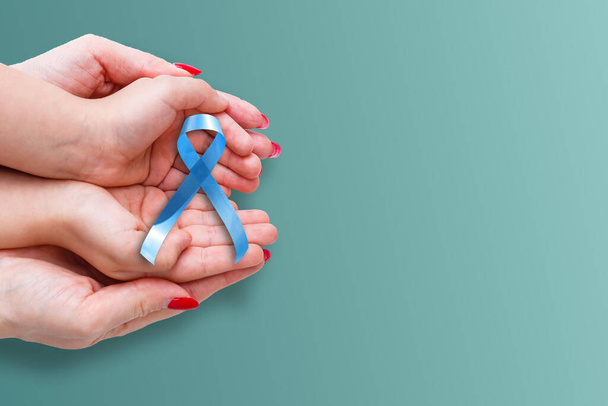блакитна стрічка, що представляє щорічну подію в листопаді для підвищення обізнаності про чоловічі проблеми зі здоров'ям та рак простати з копіювальним простором
 - Фото, зображення