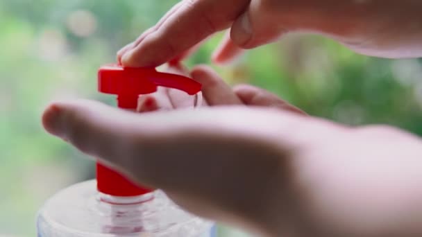 Člověk používá gel na dezinfekci rukou na bázi alkoholu pro prevenci šíření viru hygieny a čisté ruce. - Záběry, video