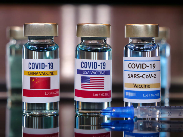 Trzy fiolki szczepionki covid-19. Chiny, USA i SARS-CoV-2. - Zdjęcie, obraz