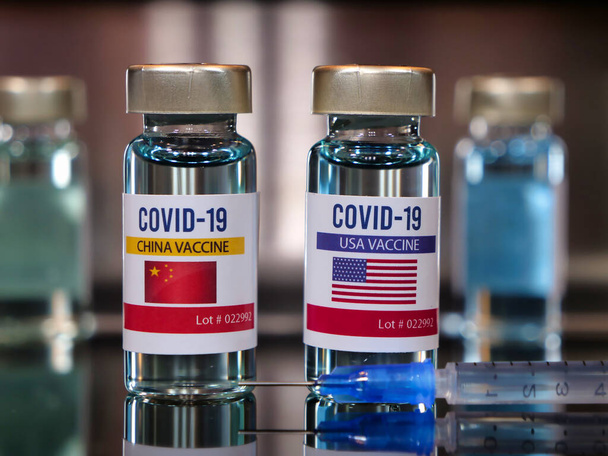Fiolka szczepionki zawierającej covid-19 z etykietą flagową USA i Chin - Zdjęcie, obraz