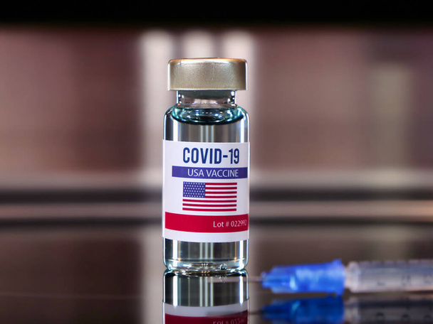 Φιαλίδιο του εμβολίου covid-19 με ετικέτα σημαίας των ΗΠΑ. Έννοια του κορωναϊού του εμβολίου - Φωτογραφία, εικόνα