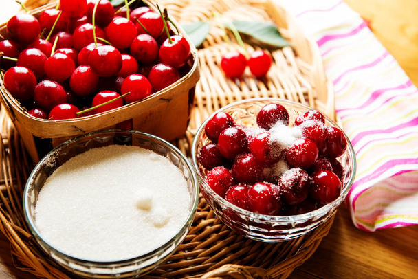cherries with sugar, jam making - Foto, afbeelding