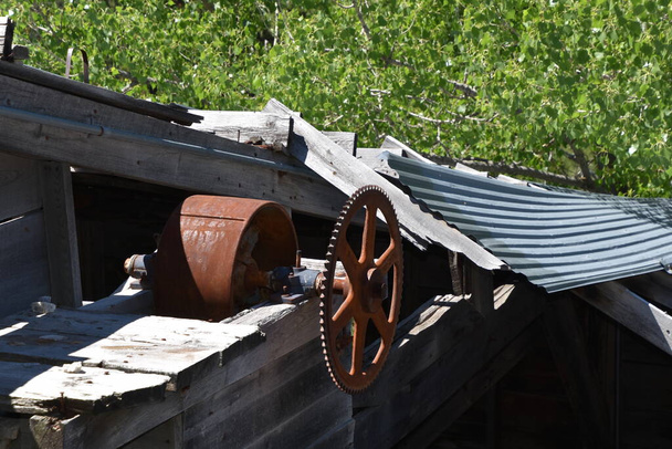 Crumbling de um telhado uma vez coberto com chapa metálica em uma antiga estrutura de mineração
 - Foto, Imagem