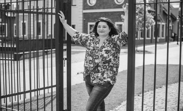 Mature plus size woman, American or European appearance walks and the  enjoying life. Lady with excess weight, stylishly dressed at the city park .Natural beauty - 写真・画像