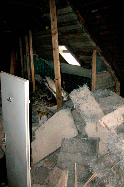 uma pilha de resíduos de material de isolamento em um edifício antigo
 - Foto, Imagem