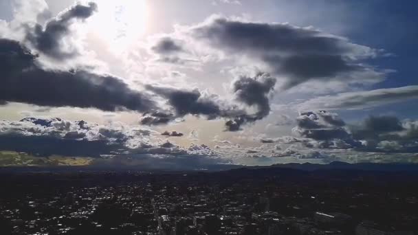 Időeltolódás az ég és a felhők táj a város felett. - Felvétel, videó
