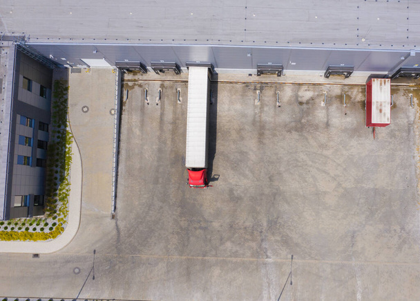 Αεροφωτογραφία του κέντρου διανομής, drone φωτογραφία της βιομηχανικής εφοδιαστικής ζώνης. - Φωτογραφία, εικόνα