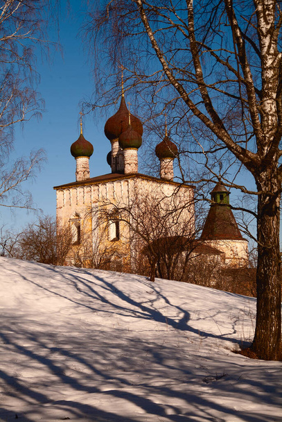 winter Russian landscape against the blue sky Church. in the foreground, the trees are covered with snow - Foto, imagen