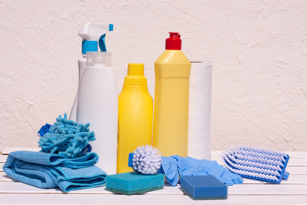 Środki do czyszczenia domu na białym tle. Zapobieganie chorobom wirusowym Sprzątanie domu w mieszkaniu. - Zdjęcie, obraz