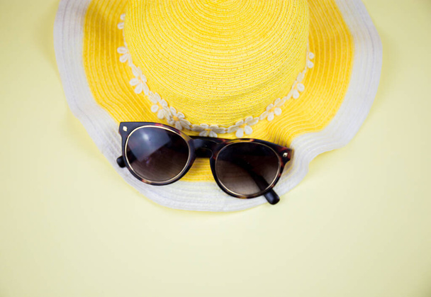 Strand-Accessoires auf gelbem Hintergrund Sommer und das Meer sind bereit - Foto, Bild