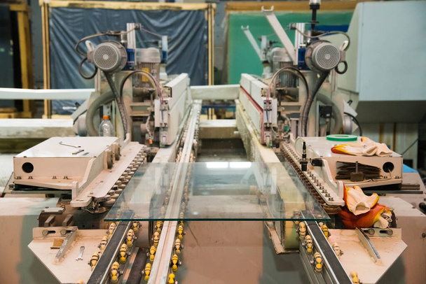 Стеклянная фабрика. Стеклянные панели для производства ПВХ окон и дверей, закаленные плавающие стеклянные панели - Фото, изображение