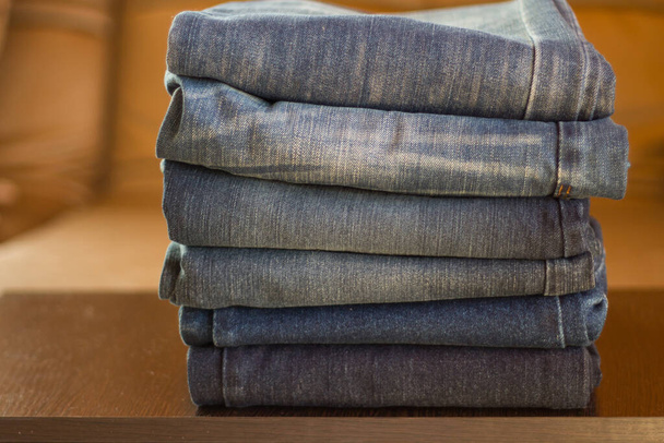Vista frontal da pilha, jeans jeans jeans azuis. Beleza e moda, conceito de vestuário - pilha de jeans
. - Foto, Imagem