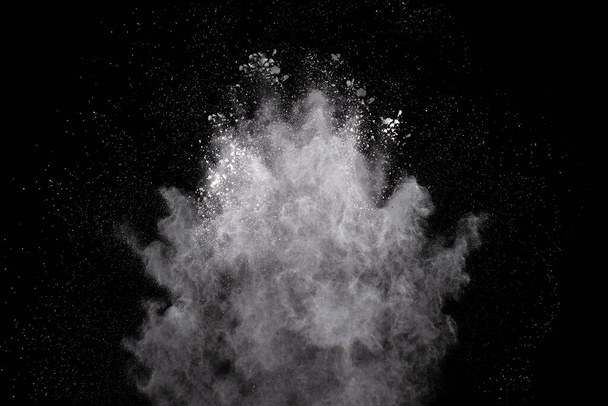 Explosión de polvo blanco sobre fondo negro. Nube de colores. El polvo colorido explota. Pintura Holi. - Foto, Imagen