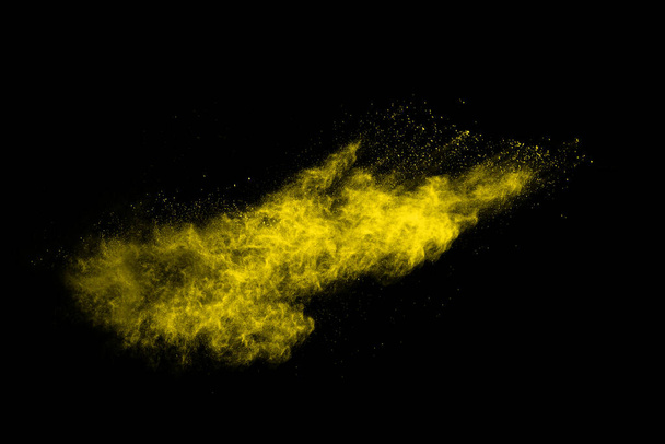 Siyah arkaplanda izole edilmiş sarı toz patlamasının dondurucu hareketi. - Fotoğraf, Görsel