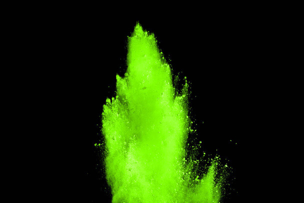 Η κίνηση της αφηρημένης έκρηξης σκόνης παγωμένο πράσινο σε μαύρο φόντο. Σταματήστε την κίνηση του πράσινου σκόνη σε μαύρο φόντο. Εκρηκτική σκόνη πράσινη σε μαύρο φόντο. - Φωτογραφία, εικόνα