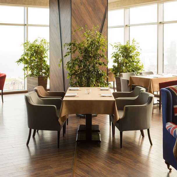 Hermoso restaurante interior con plantas
 - Foto, imagen