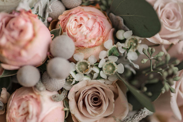 Wedding bouquet in shades of dusty rose, white, green, beige, pink and purple. Beautiful and delicate bridal bouquet close up with diamond engagement ring. - 写真・画像