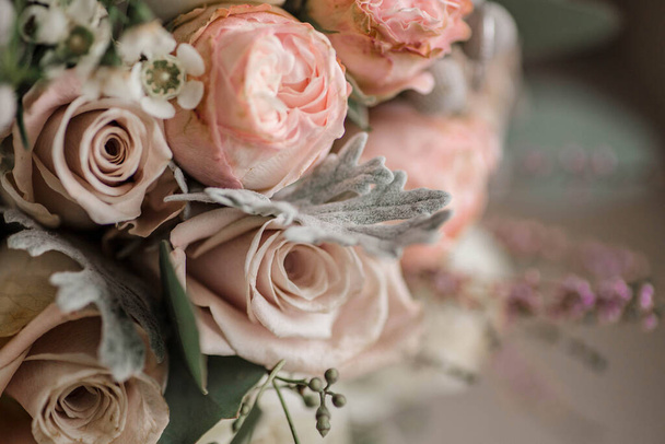 Свадебный букет в оттенках пыльной розы, белый, зеленый, бежевый, розовый и фиолетовый. Красивый и нежный свадебный букет с бриллиантовым обручальным кольцом
. - Фото, изображение