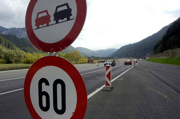 ограничение скорости 60 километров и не обгонять дорожный знак
 - Фото, изображение