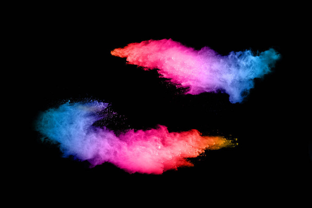 explosión de polvo de color abstracto sobre un fondo salpicado de polvo background.abstract negro, congelar el movimiento del polvo de color que explota / tirar polvo de color, textura de brillo multicolor. - Foto, imagen