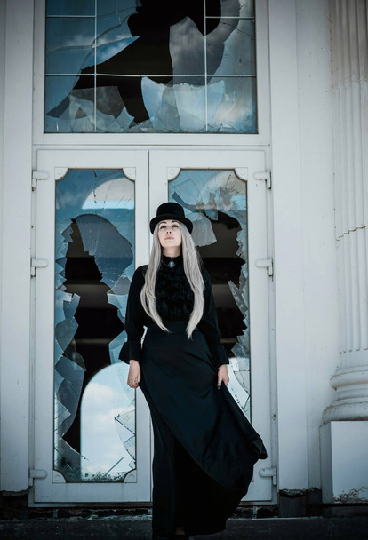 Ambiente gótico perfecto, inspiración estilo victoriano oscuro, ideas de Halloween para la fiesta. Mujer classic goth
 - Foto, Imagen