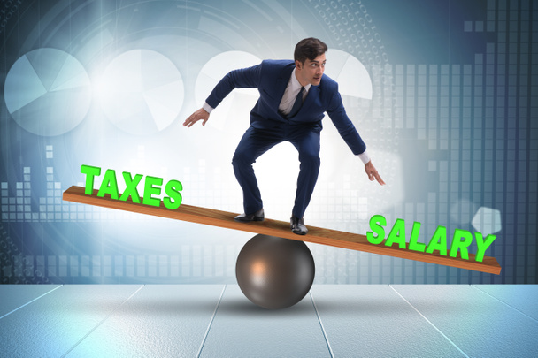 Empresario equilibrio entre impuestos y salario - Foto, imagen