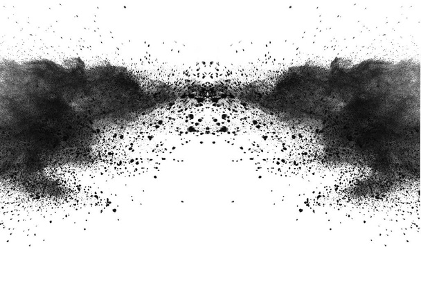 cząstki węgla drzewnego na białym tle, abstrakcyjny proszek rozbryzgany na białym tle, zamrożenie ruchu czarnego proszku eksplodującego lub rzucającego czarnym proszkiem. - Zdjęcie, obraz