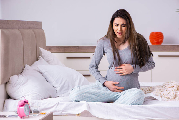 jovem mulher grávida no quarto
 - Foto, Imagem