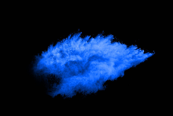 Blauwe poeder explosie op zwarte achtergrond. Gekleurde wolk. Kleurrijk stof explodeert. Verf Holi. - Foto, afbeelding