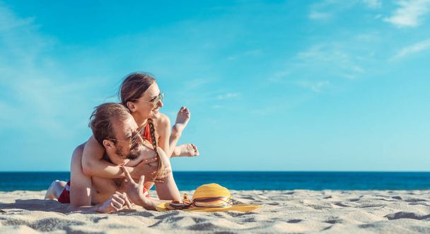 Middle aged couple in their summer vacation on the beach - Foto, imagen