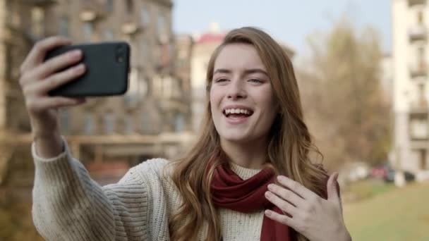 Hipsterová nahrává selfie video venku. Happy girl making video call. - Záběry, video