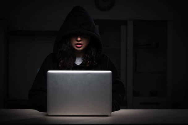 Női hacker hacker hacker biztonsági tűzfal késő irodában - Fotó, kép