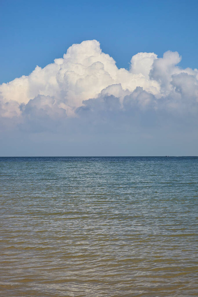 Chmury na horyzoncie nad Morzem Północnym - Zdjęcie, obraz