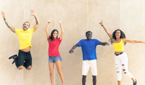 Glück, Freiheit, Bewegung, Vielfalt und Menschen-Konzept. Vielrassige Gruppe fröhlich lächelnder Männer und Frauen beim Springen. Bild - Foto, Bild