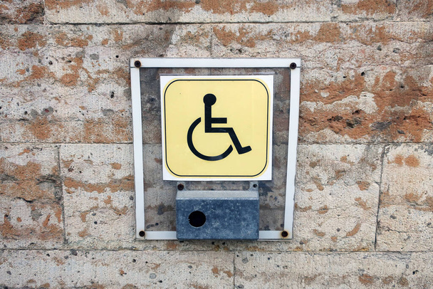 Vammaisen auttaminen. Soita painiketta apua vammaisille. Henkilökunnan kutsupainike sisäänkäynnin edessä. - Valokuva, kuva