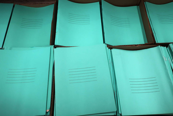 pilas de cuadernos de la escuela delgada con cubierta verde a la venta para el nuevo año escolar
 - Foto, Imagen