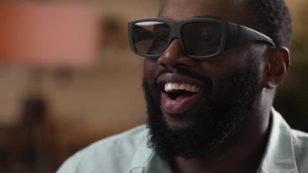 Ausdrucksstarker Mann genießt 3D-Show auf dem Home-Bildschirm - Filmmaterial, Video