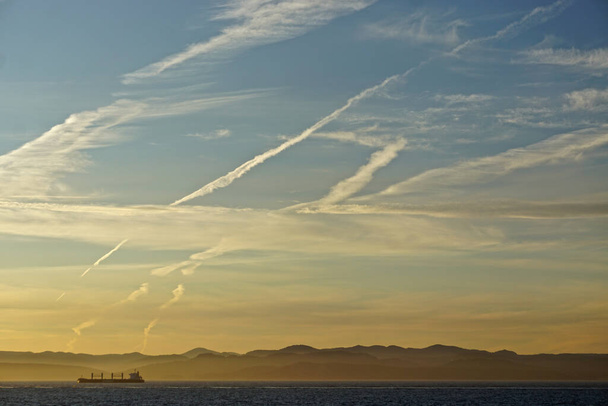 Vancouver Island, Canada: De zon gaat onder op de noordelijke Stille Oceaan als een tanker cruises langs de westelijke kust van Vancouver Island. - Foto, afbeelding