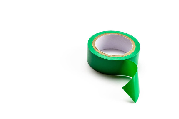 Papel gravado rolo de uísque pegajoso isolado no fundo branco. fita adesiva verde. Grunge rasgado textura
 - Foto, Imagem