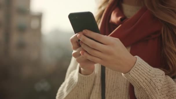 Nierozpoznawalna kobieta wysyłająca wiadomości. Kobiece ręce dotykając ekranu telefonu komórkowego - Materiał filmowy, wideo