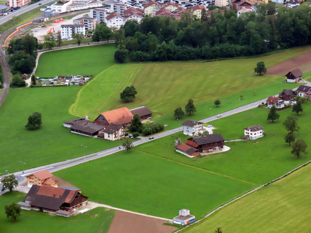 Architettura rurale tradizionale e allevamenti familiari sulle pendici del massiccio del Pilatus, Alpnach - Canton Obwalden, Svizzera (Kanton Obwalden, Schweiz) - Foto, immagini