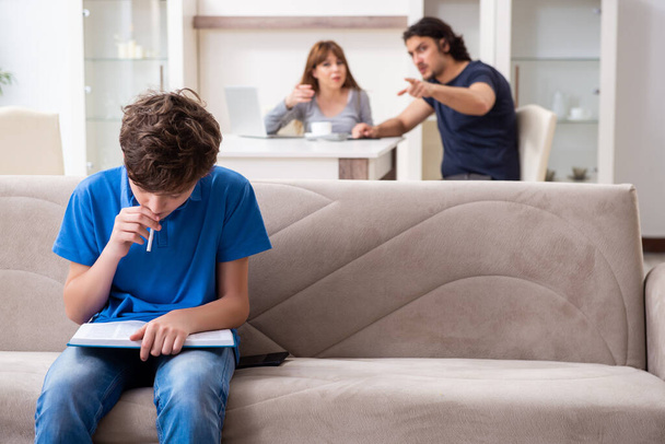 Έννοια του ανήλικου καπνίσματος με νεαρό αγόρι και οικογένεια - Φωτογραφία, εικόνα