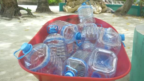 CERRAR: Los lugareños recogen botellas de agua mientras esperan la entrega de agua dulce - Metraje, vídeo