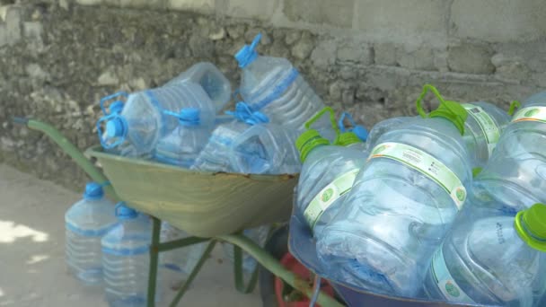 CERRAR, DOF: Dos carretillas están llenas de botellas de agua vacías. - Metraje, vídeo