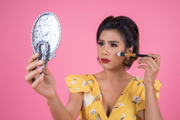 Mode Frauen Make-up und Blick in den Spiegel - Foto, Bild