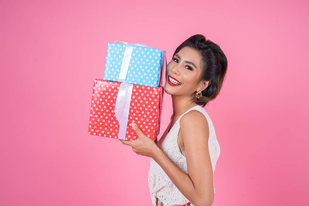 Kaunis onnellinen nainen yllätys lahjapaketti - Valokuva, kuva
