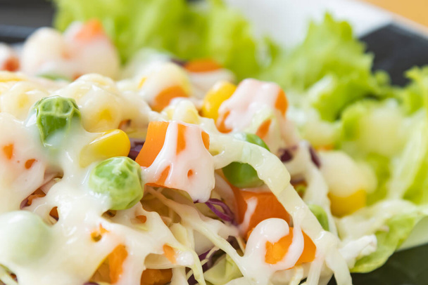 Vegan salát nebo vegetariánský salát na levém rámu patří mrkev a hrášek a kukuřice a salát a zelí s přírodním světlem - Fotografie, Obrázek