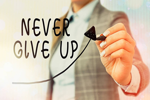 Konzeptionelle Handschrift zeigt Never Give Up. Business-Fototext beharrlich sein, um weiterhin zu versuchen, den Zustand zu verbessern Digitale Pfeilspitzen-Kurve, die Wachstumsentwicklungskonzept bezeichnet. - Foto, Bild