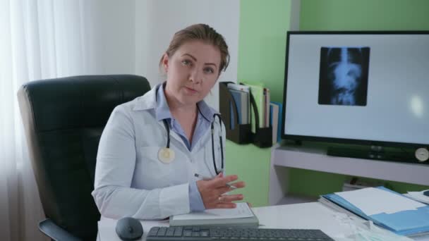 consultazione online, ragazza medico parlando sul collegamento video con il paziente e aiutare il paziente con l'aiuto delle moderne tecnologie - Filmati, video