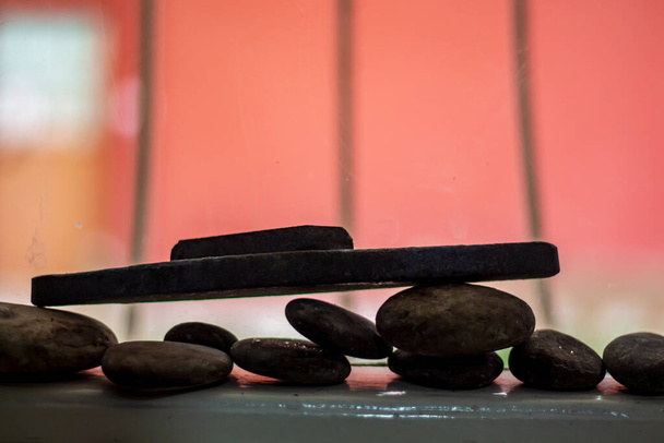 Рядок каменів і квітка, що стоїть перед вікном
 - Фото, зображення